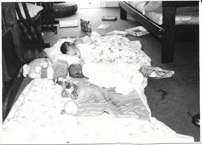 Beatriz brinca de bonecas e inclui o Gabriel entre elas. 1988