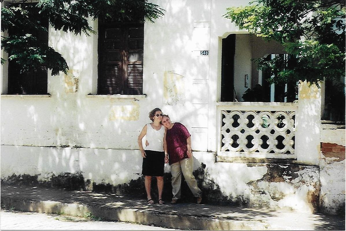 Conceição e Goretti em São Geraldo em frente à casa que çâo nasceu