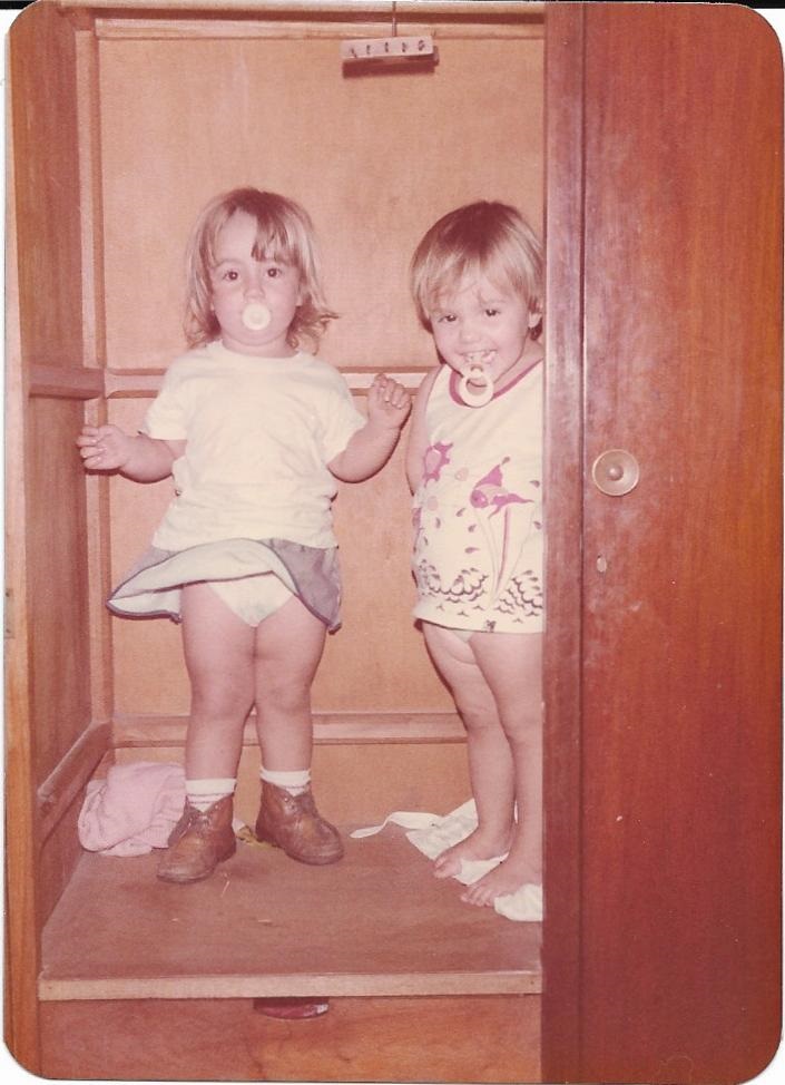 Flávia e Carol dentro do guarda roupa da vó Laura 1982