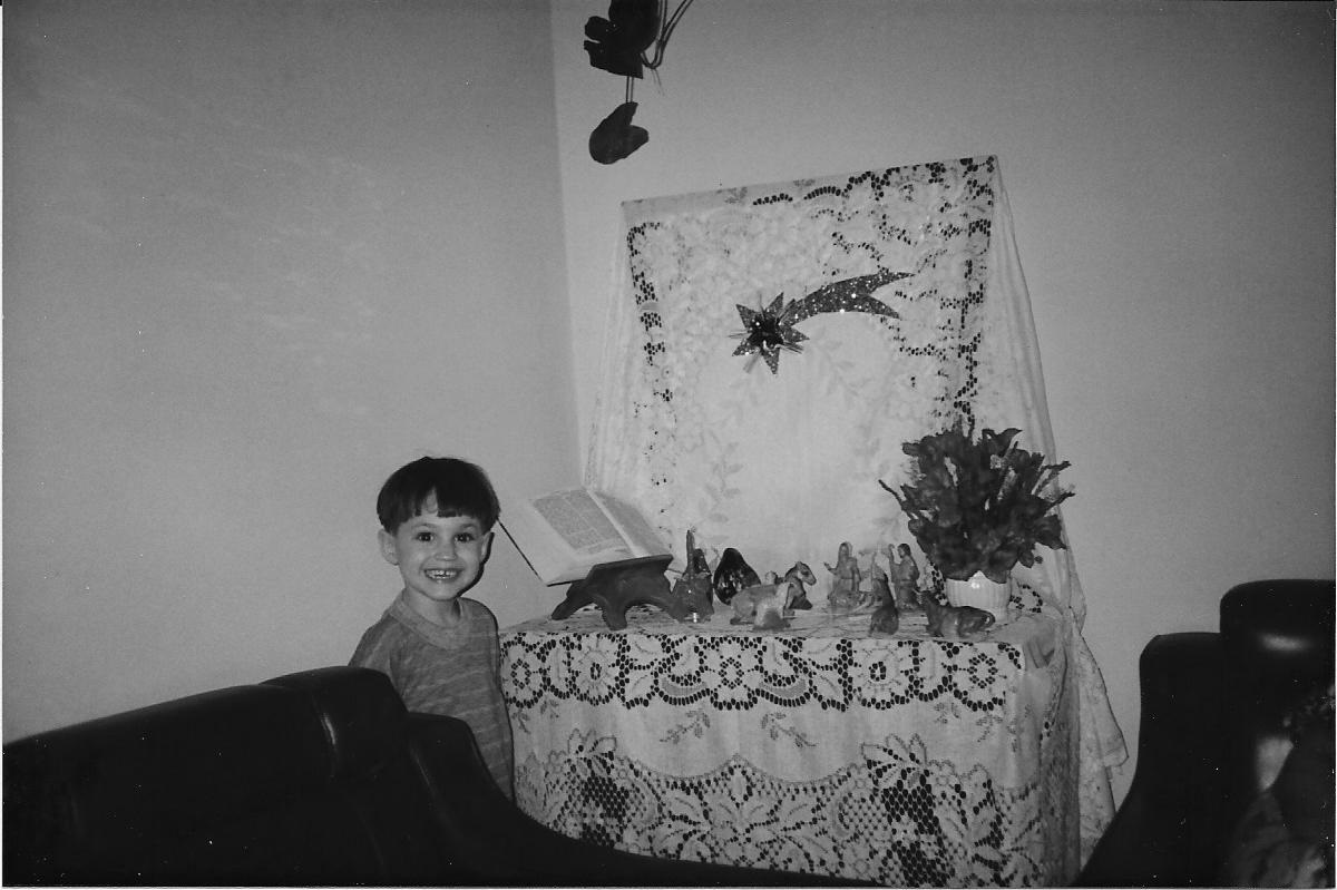 Gabriel com o presépio da mamãe 1991