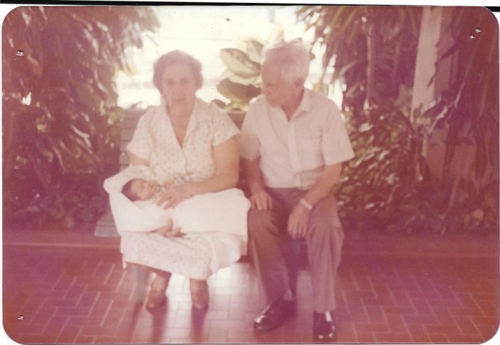 papai e mamãe saindo da maternidade com a Beatriz agosto 1984